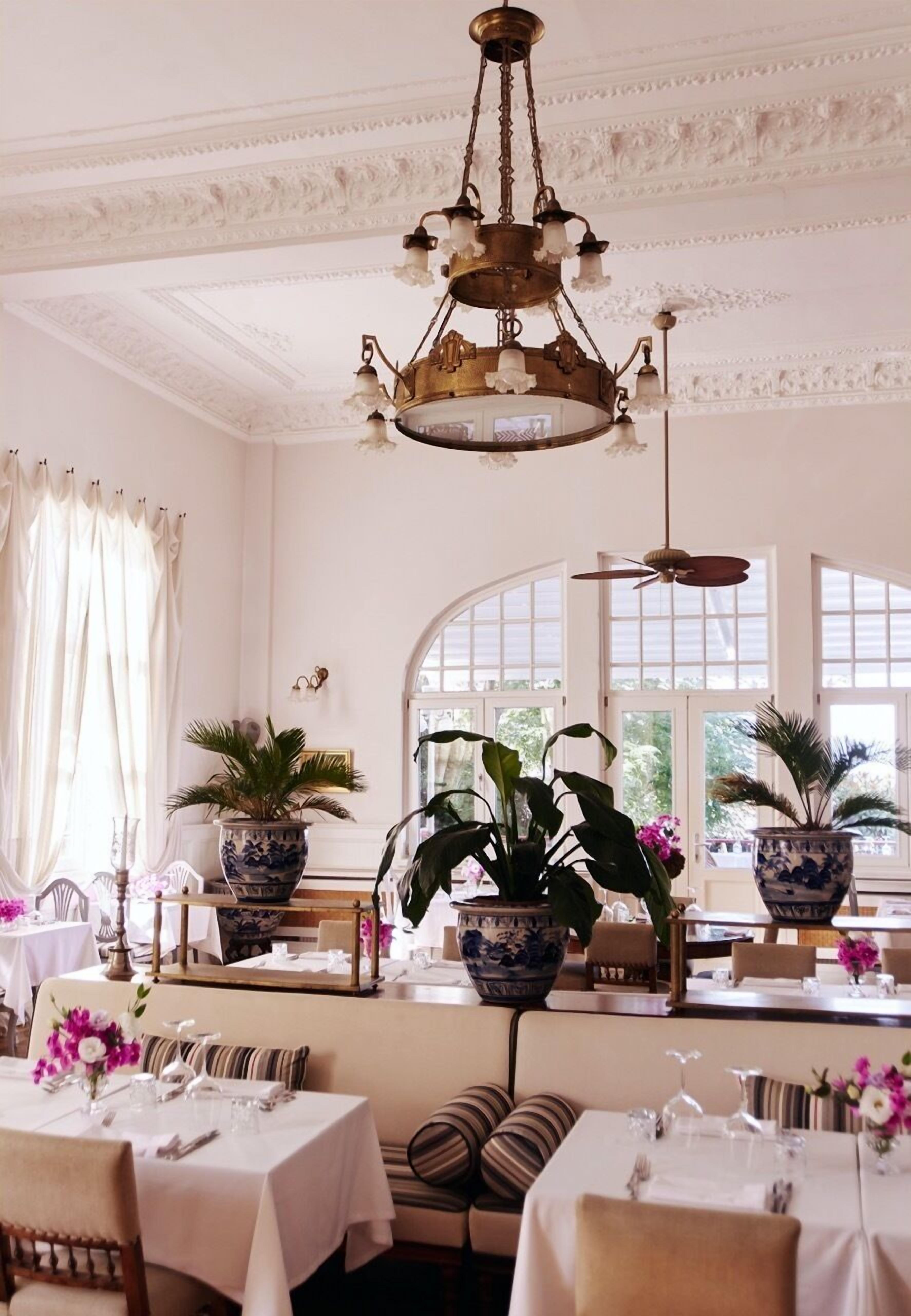 breakfast, lunch and dinner served