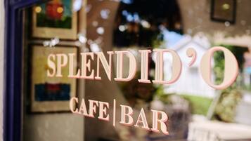 A window with the text "Splendid'O Cafe Bar" in pink letters.