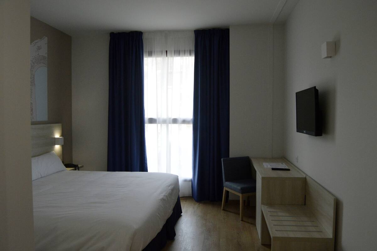 2 kamar tidur, seprai premium, minibar, dan brankas