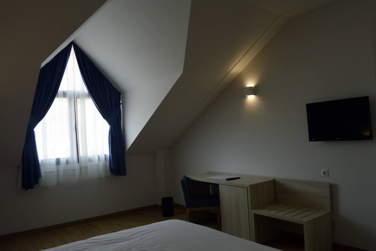 2 kamar tidur, seprai premium, minibar, dan brankas