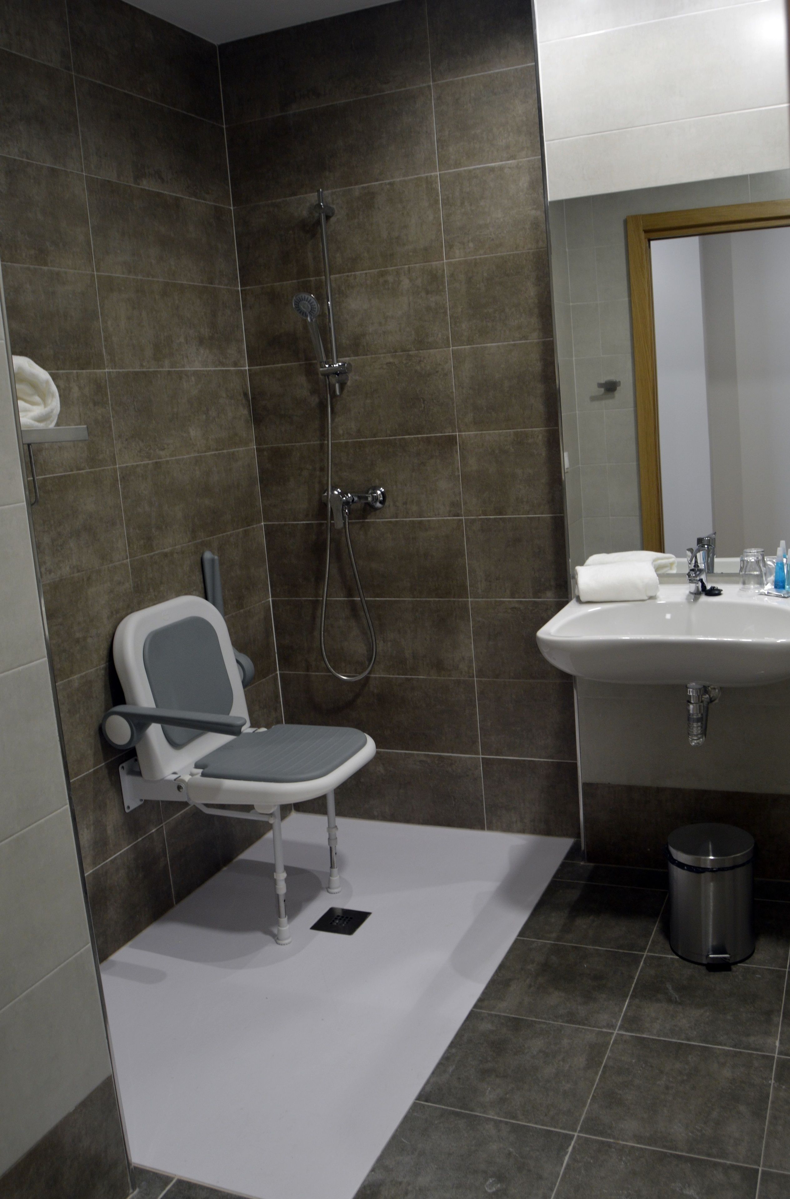 single room, accessible | bathroom | free toiletries, hair dryer, bathrobes, towels
