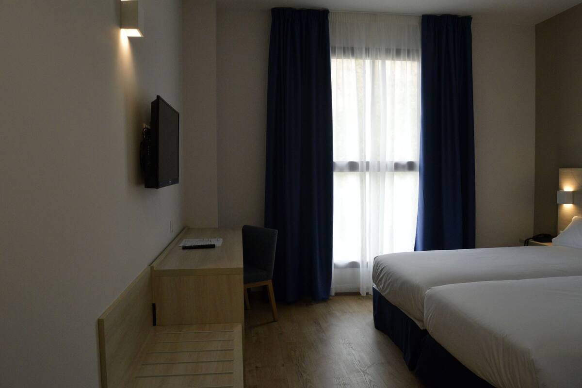 Kamar Single Standar, 1 Tempat Tidur Twin | 2 kamar tidur, seprai premium, minibar, dan brankas
