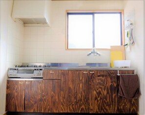 Standard Cottage | Private kitchen | Full-size fridge, microwave, oven, stovetop