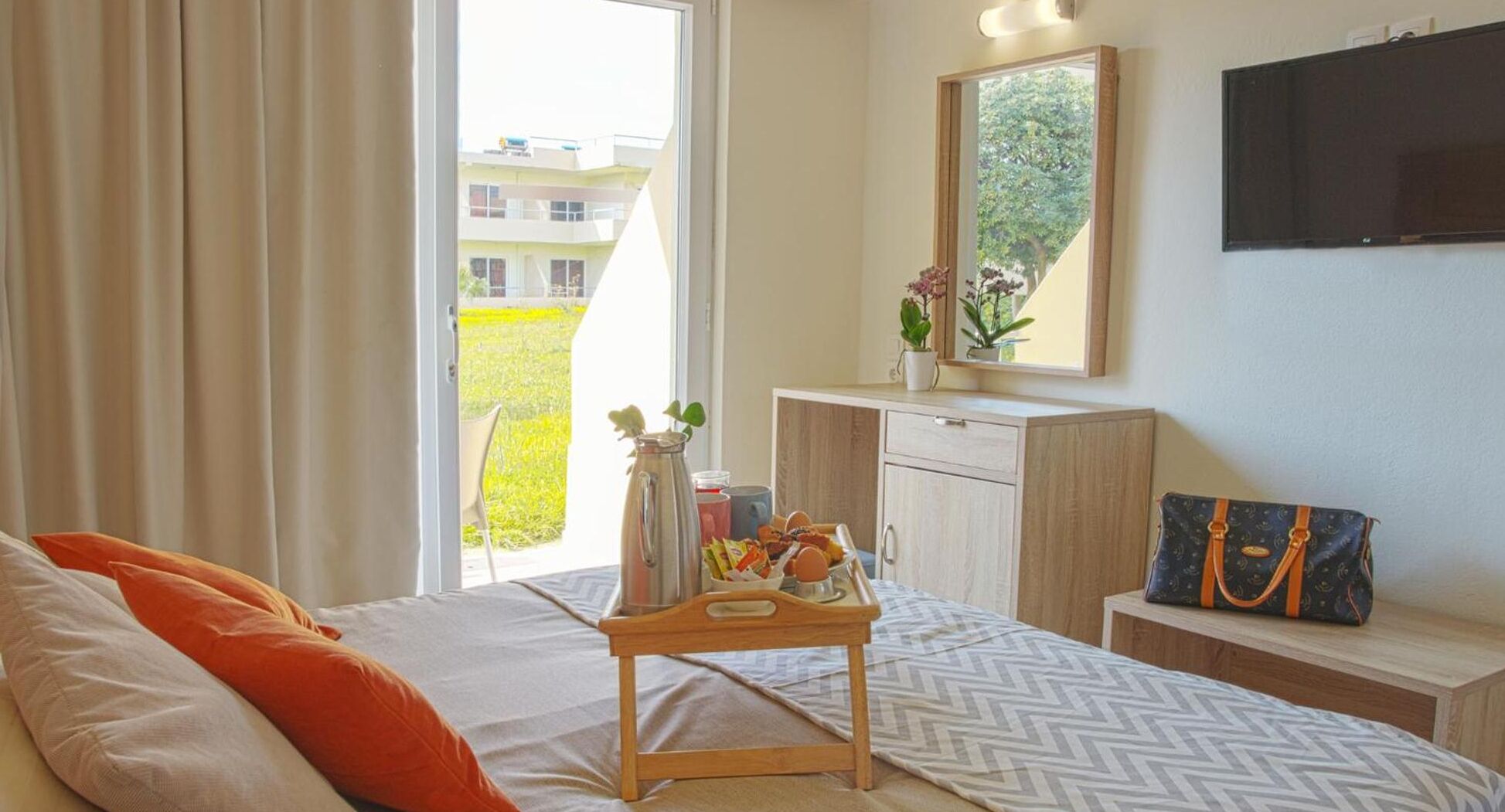 免费婴儿床、收费 WiFi