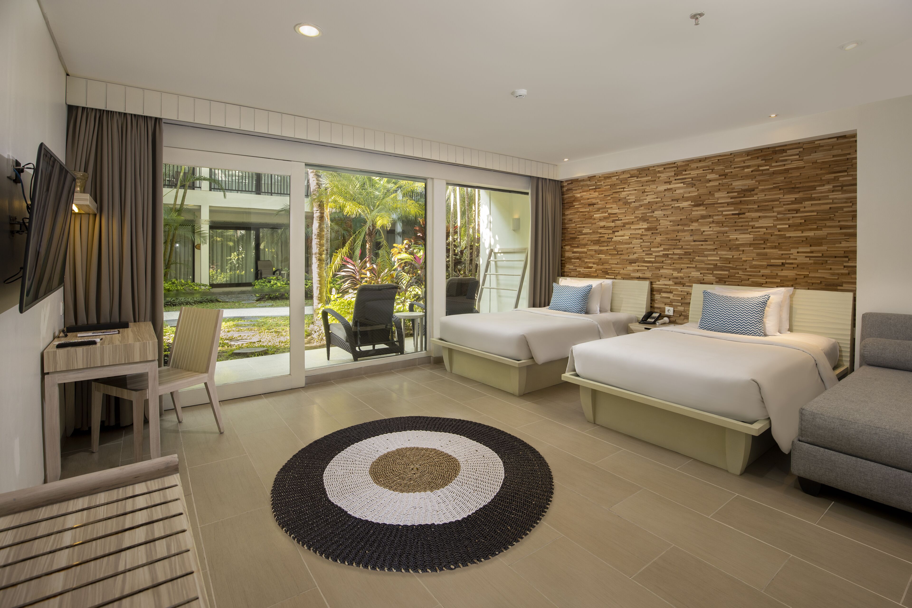 deluxe room (garden terrace) | 1 bedroom, minibar, in-room safe, desk