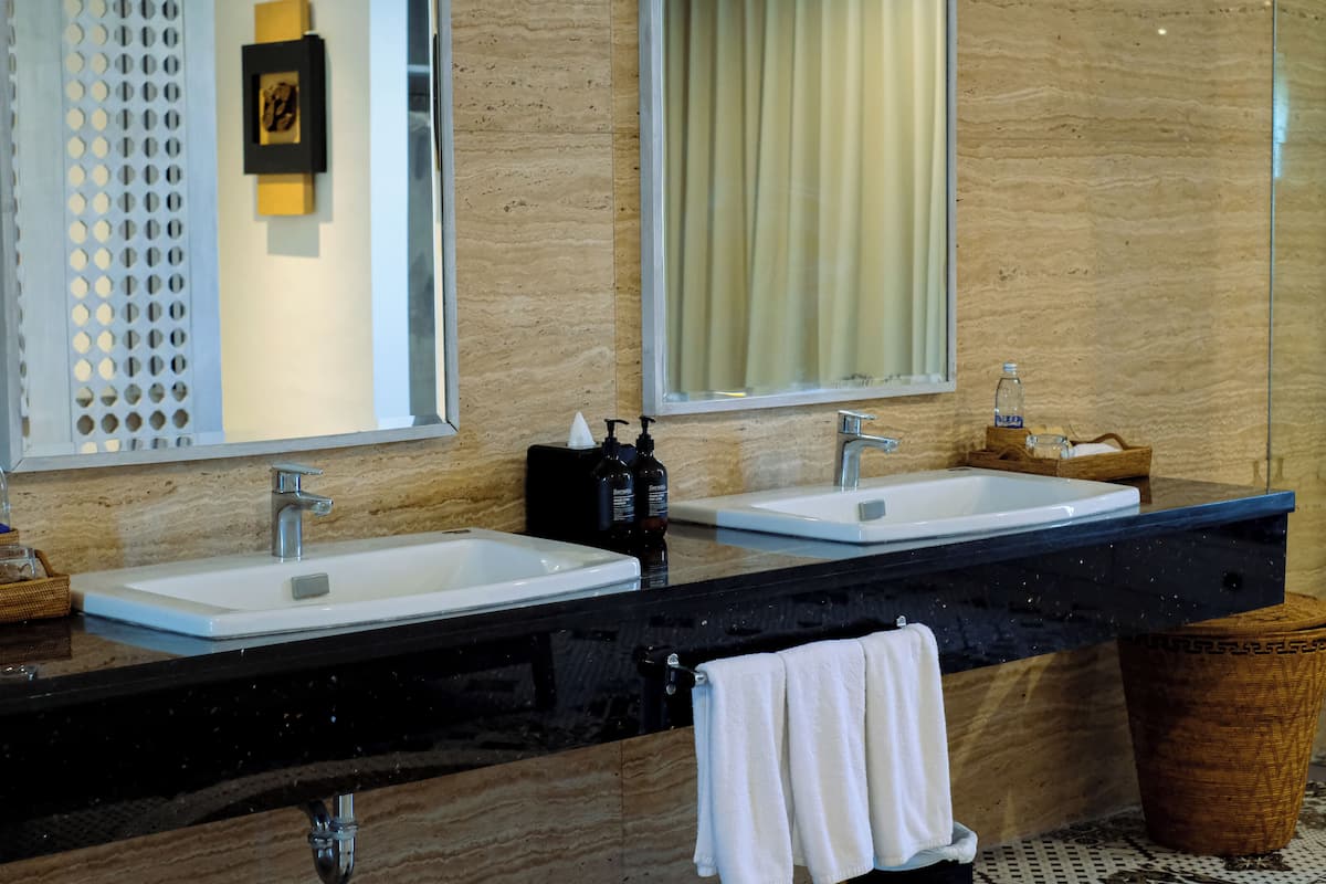 suite (the camakila) | bathroom | free toiletries, hair dryer, bathrobes, slippers