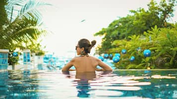 2 outdoor pools, sun loungers