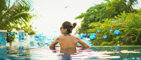 2 outdoor pools, sun loungers