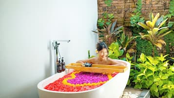 Ruang perawatan pasangan, sauna, perawatan tubuh, dan body scrub
