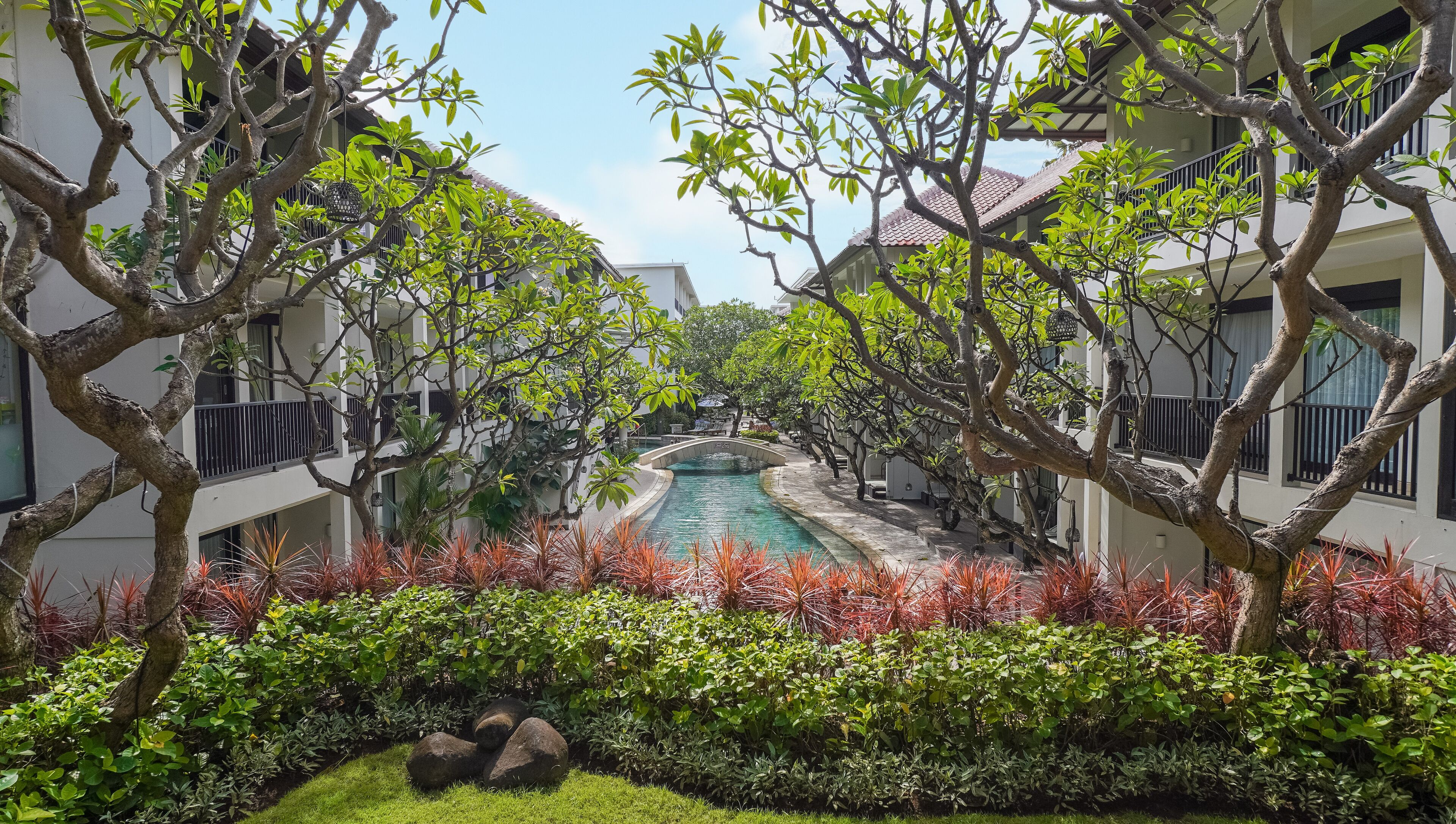 2 outdoor pools, pool loungers