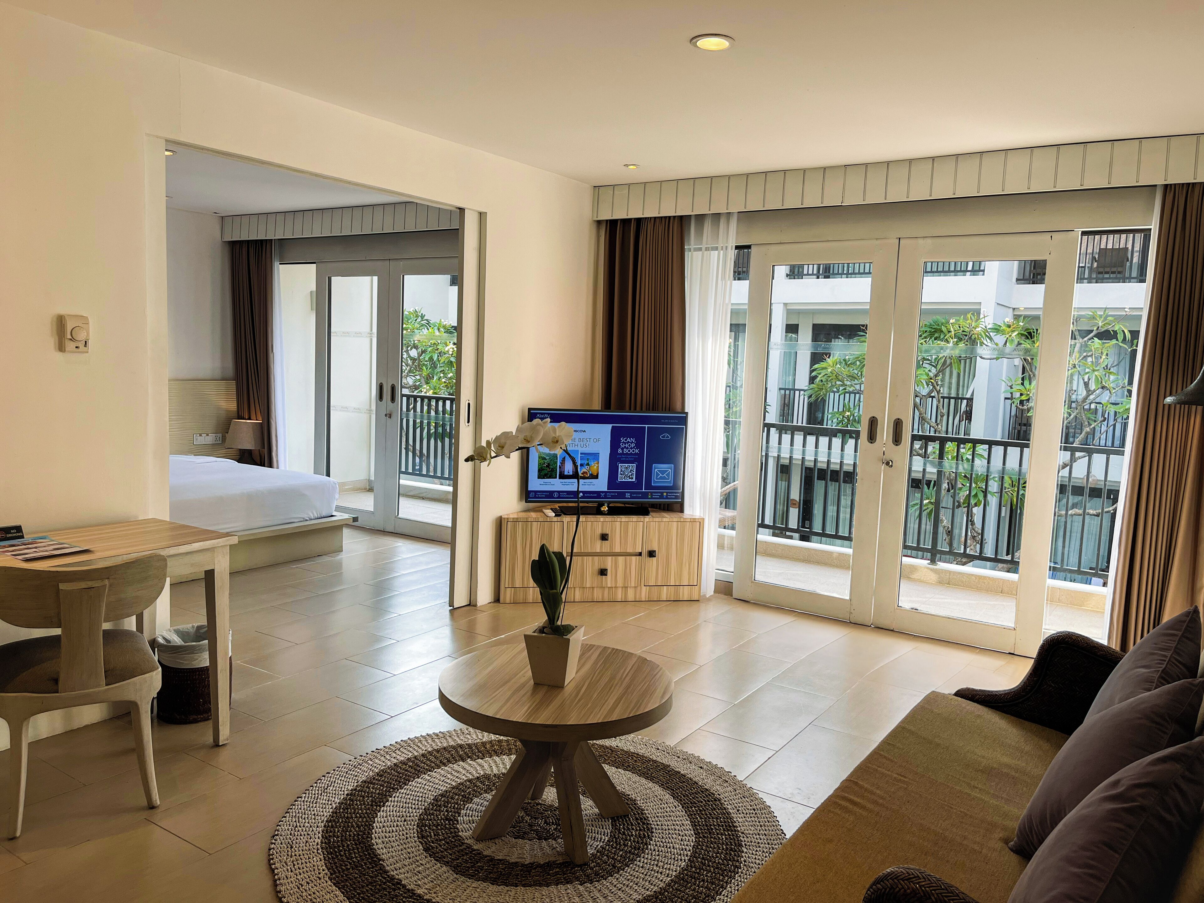 suite (suite) | living area | 32-inch smart tv with satellite channels