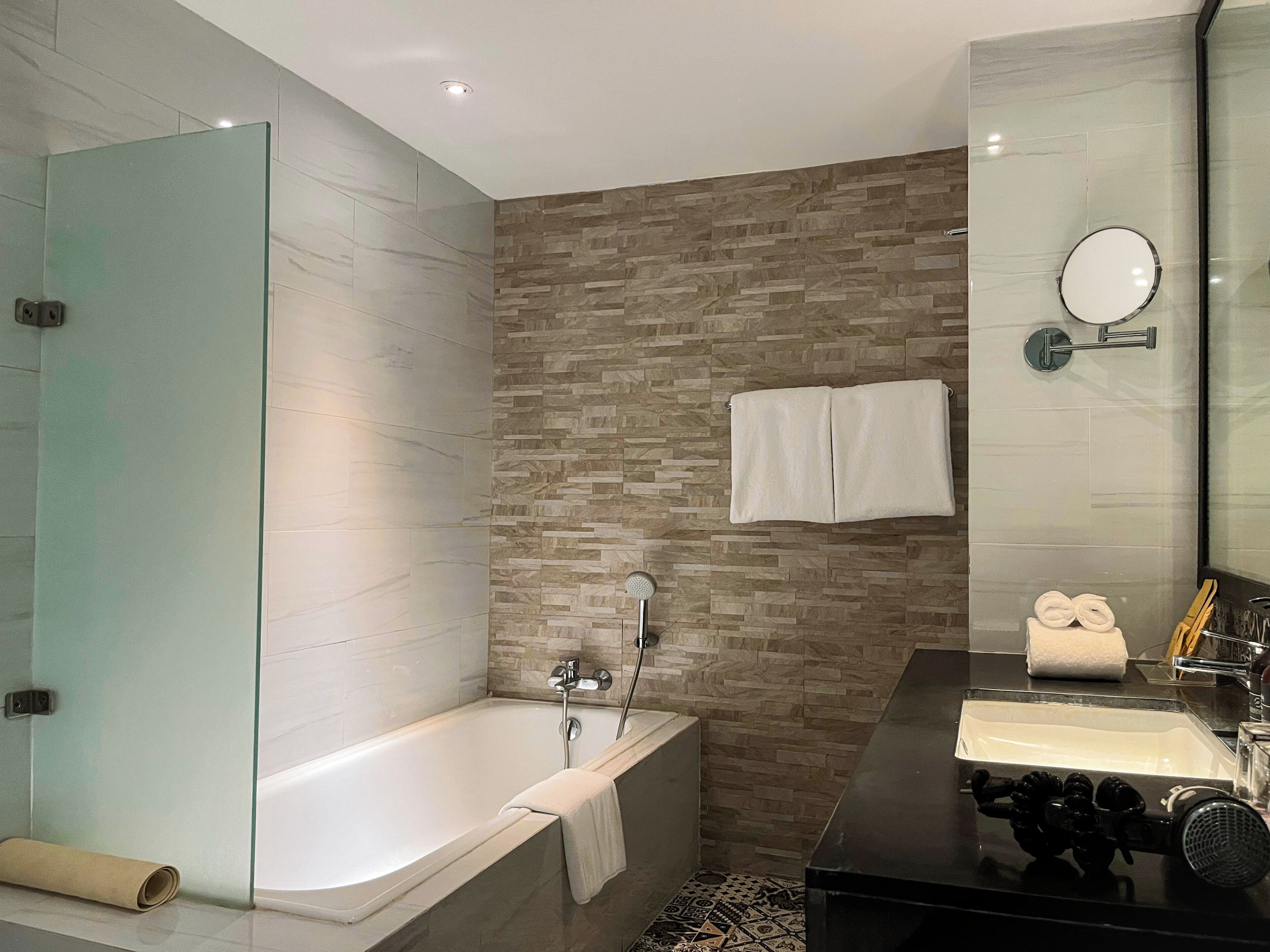 suite (suite) | bathroom | free toiletries, hair dryer, bathrobes, slippers