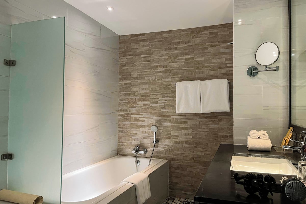 suite (suite) | bathroom | free toiletries, hair dryer, bathrobes, slippers