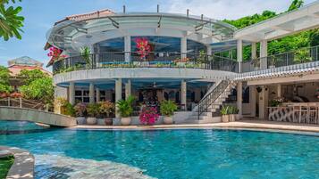 2 outdoor pools, pool loungers