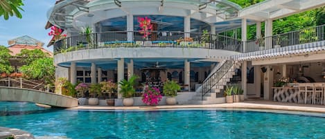 2 outdoor pools, pool loungers