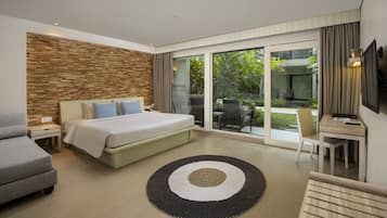 Kamar Deluks (Garden Terrace) | 1 kamar tidur, minibar, brankas, dan meja kerja