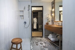 Amenidades de baño gratuitas, secadora de cabello, batas, pantuflas 