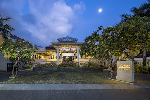 Overnatningsstedets facade – aften/nat