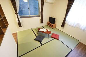 하우스 (Extra Japanese Futon) | 거실 공간 | LCD TV