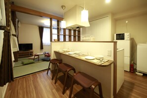 하우스 (Extra Japanese Futon) | 거실 공간 | LCD TV