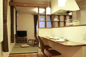 一棟貸し 布団付き | リビング エリア | 液晶テレビ