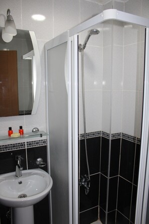 Economy Double Room | Bathroom | Shower, free toiletries, hair dryer, bathrobes - Kalamari Boutique Hotel (Adalar)