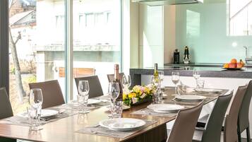 Apartemen Mewah, 3 kamar tidur, ensuite, pemandangan gunung | Makan di kamar