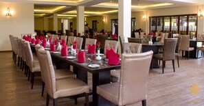 Frühstück, Mittagessen, internationale Küche, Blick auf den Garten 