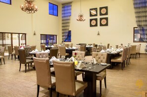 Aperto a colazione, cucina internazionale, con vista sul giardino 