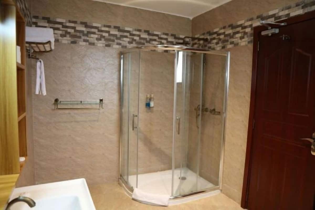 Combined shower/tub, rainfall showerhead, free toiletries, hair dryer