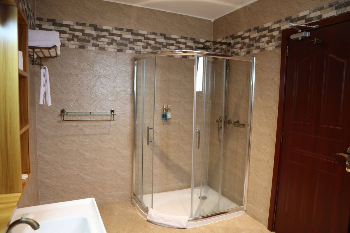 combined shower/bathtub, rainfall showerhead, free toiletries
