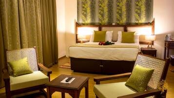 Småhus, hageutsikt | Minibar, safe på rommet, individuelt innredet og skrivebord