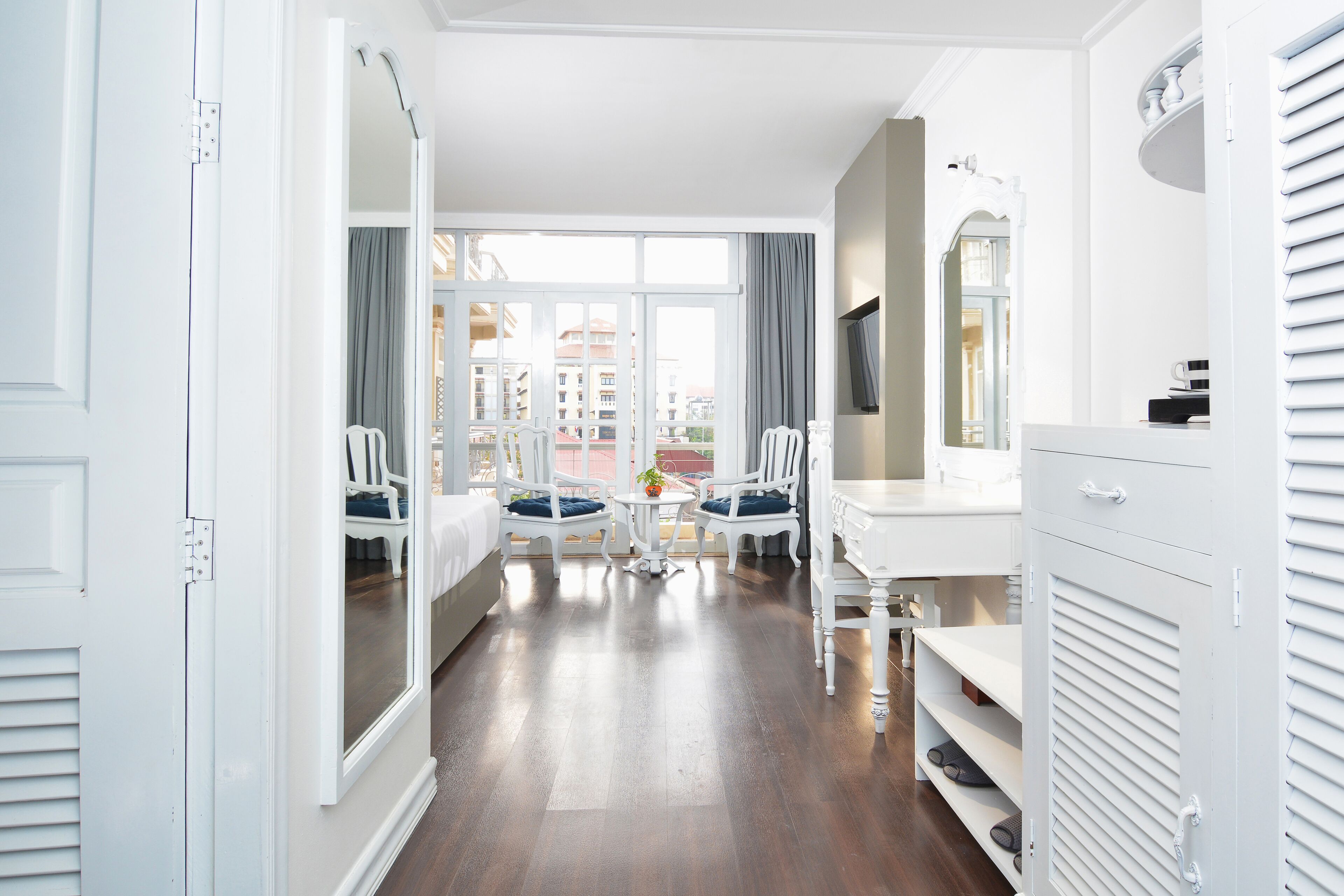 Deluxe Double-Free One way Airport Pick up & 5$ FB Credit | Minibar, in-room safe, desk, laptop workspace