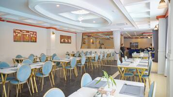 2 restaurantes, café da manhã, culinária internacional