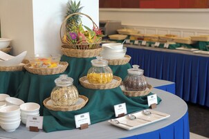 2 restaurants, breakfast, lunch, dinner served; international cuisine