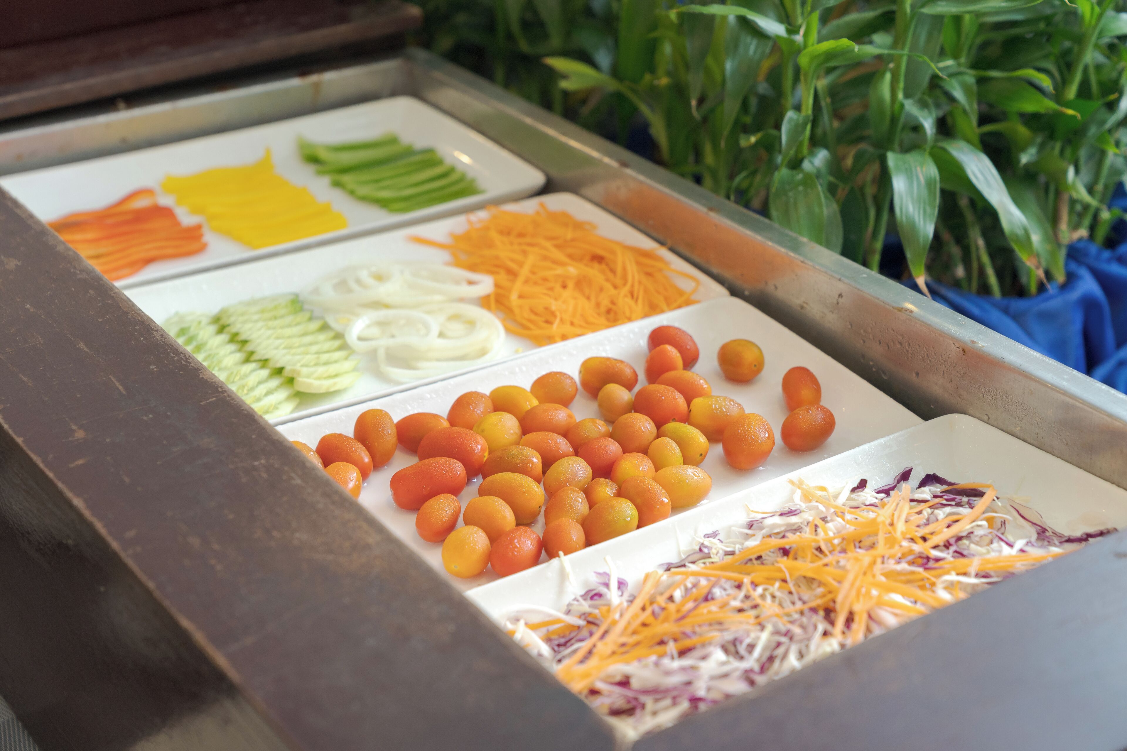 2 restaurants, breakfast, lunch, dinner served; international cuisine