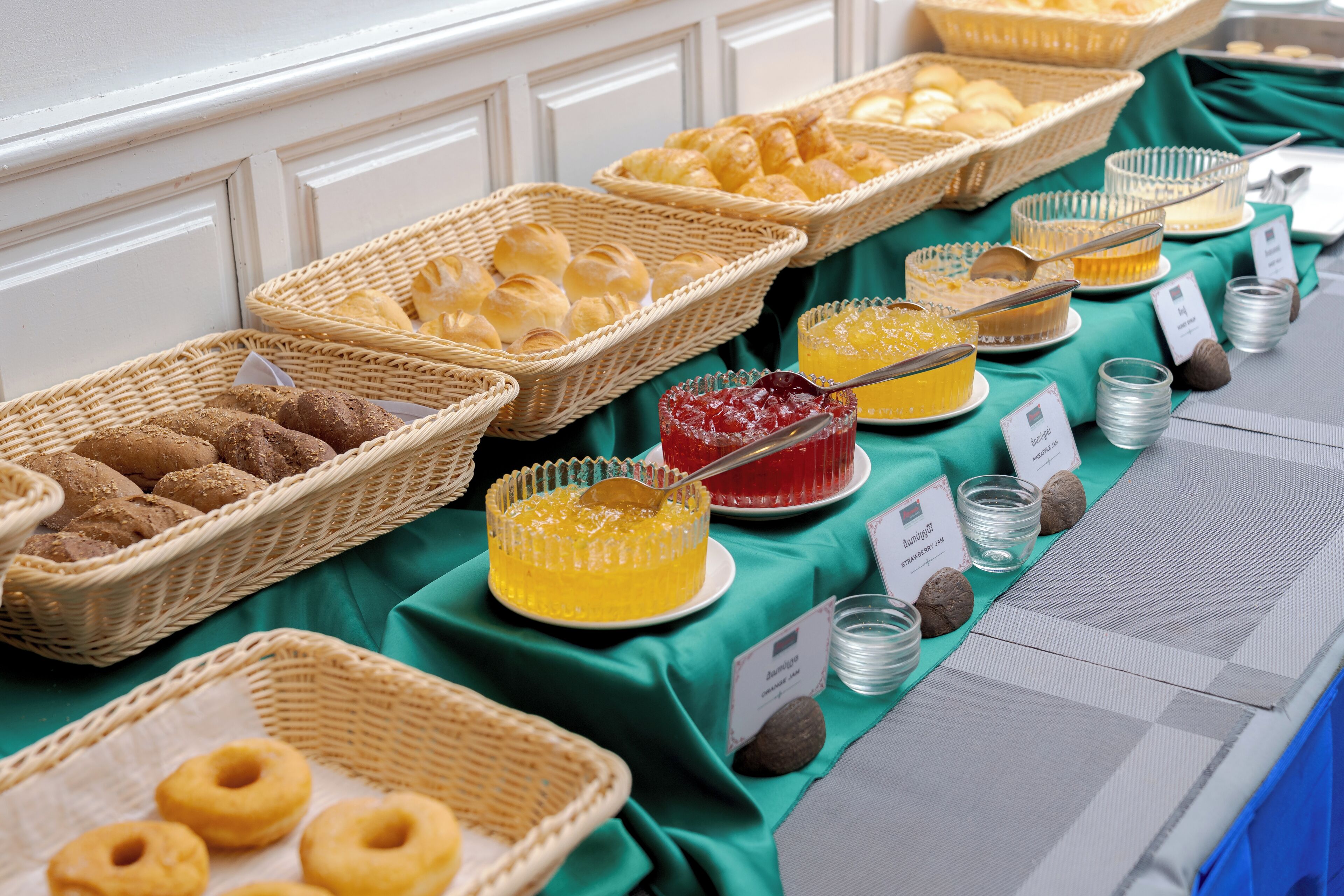 2 restaurants, breakfast, lunch, dinner served; international cuisine