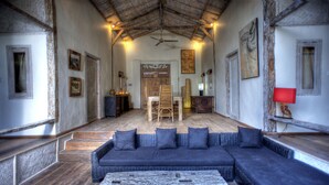 Villa, 2 Bedrooms, Private Pool | Ruang tamu | TV skrin rata 