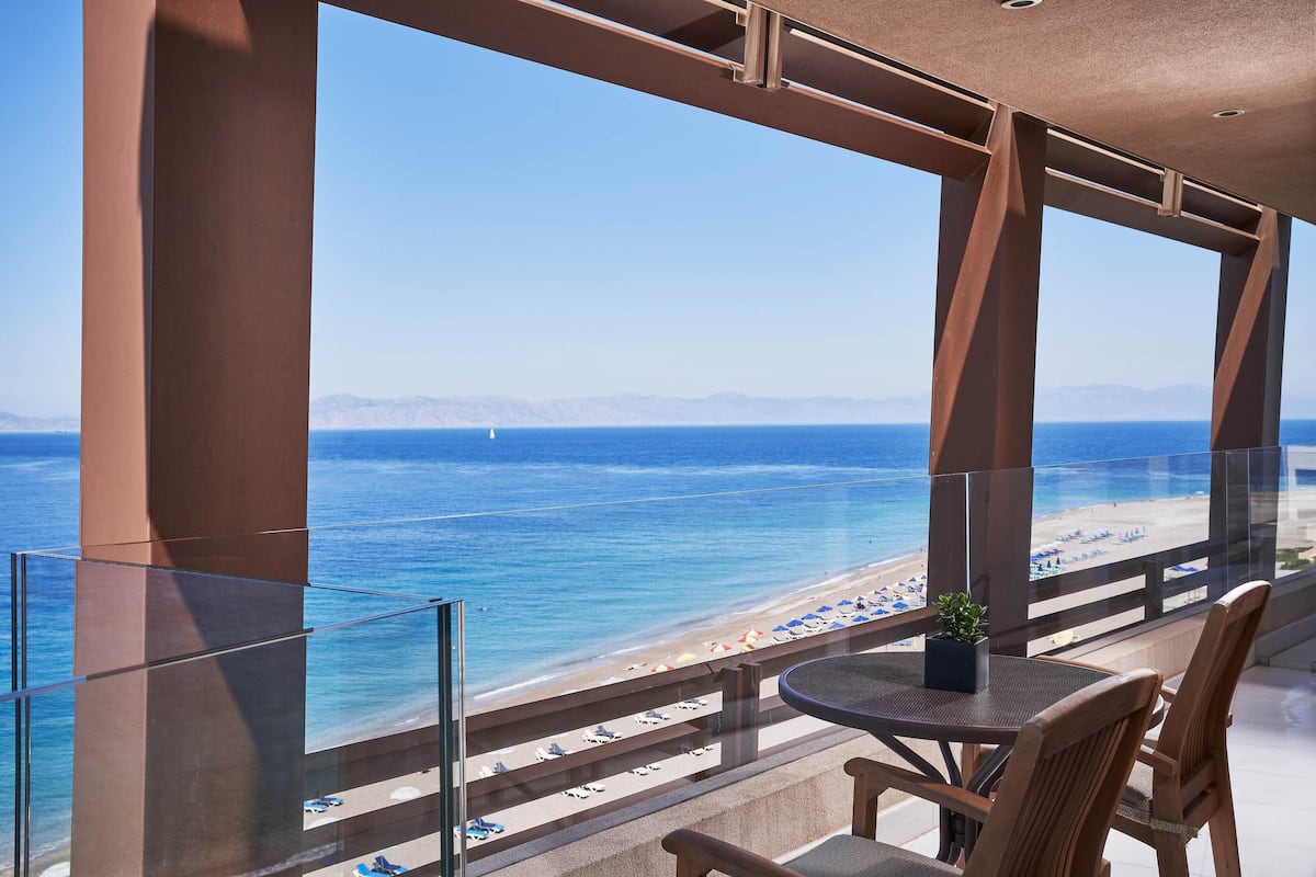 Un balcon offrant une vue dégagée sur la plage et l’océan.