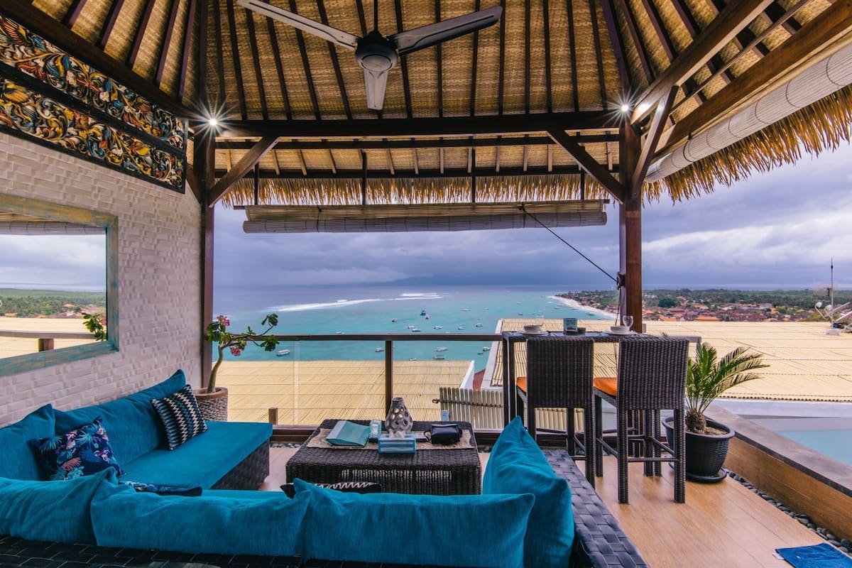 Villa de lujo, 1 habitación, alberca privada, vista al mar | Área de sala de estar | Televisión LED