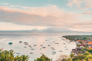 Uma vila costeira com barcos na água e casas ao longo da costa.