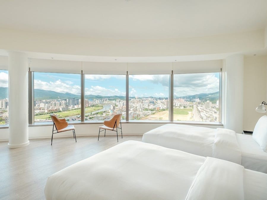 Cofres nos quartos, escrivaninha, cortinas blackout