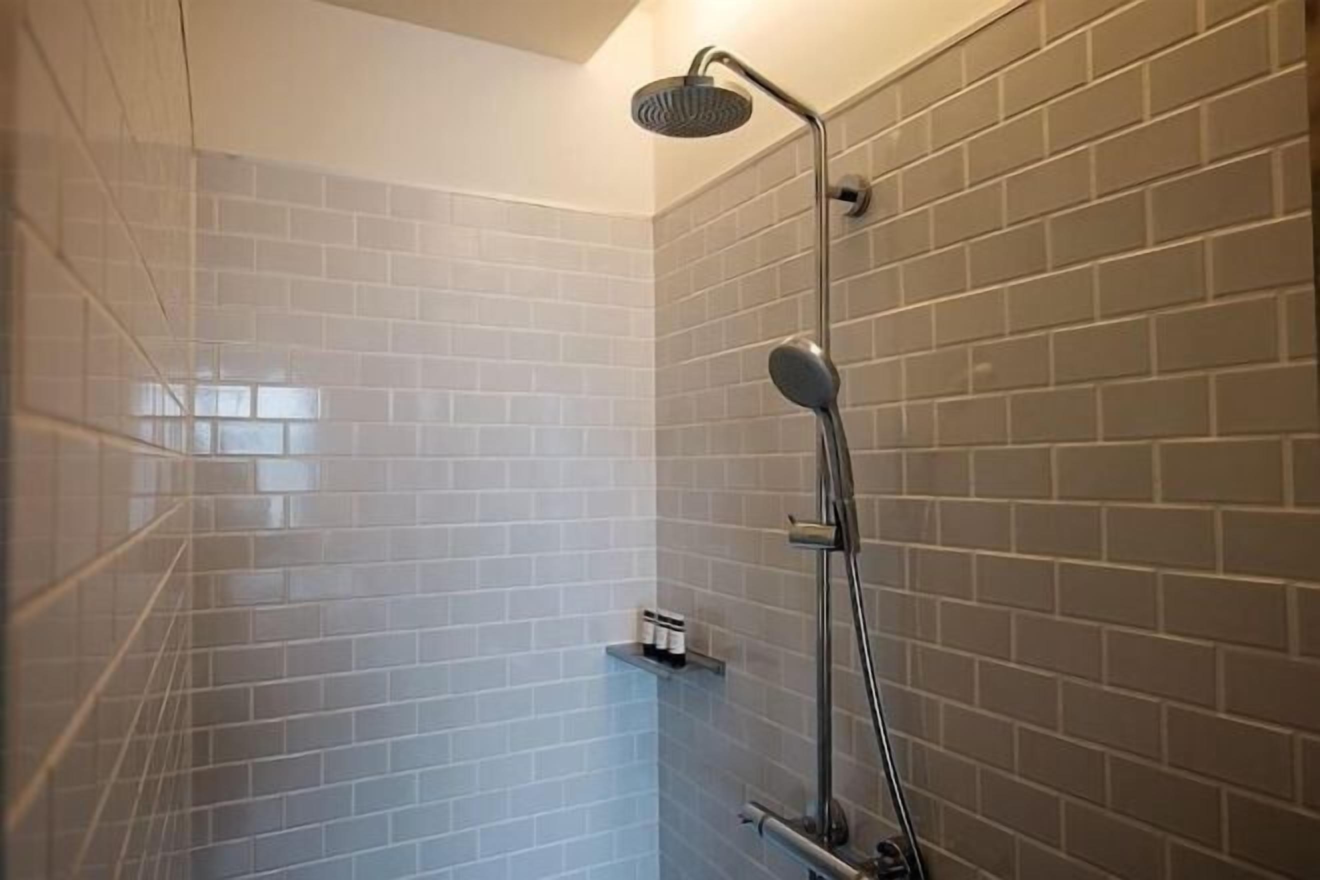 Salle de bain | Articles de toilette gratuits, sèche-cheveux, peignoirs, chaussons