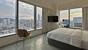 Rom, 1 kingsize-seng, hjørnerom (101 VIEW) | Safe på rommet, skrivebord, blendingsgardiner og lydisolert