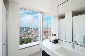 Room, 1 King Bed, Corner (101 VIEW) | Bathroom