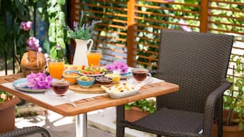 Free daily full breakfast