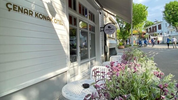 A café named ÇENAR KONAK OTEF with outdoor seating and a flower planter. - Cenar Konak Butik Hotel (Adalar)