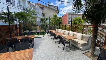 20 restaurants, dinner served, international cuisine