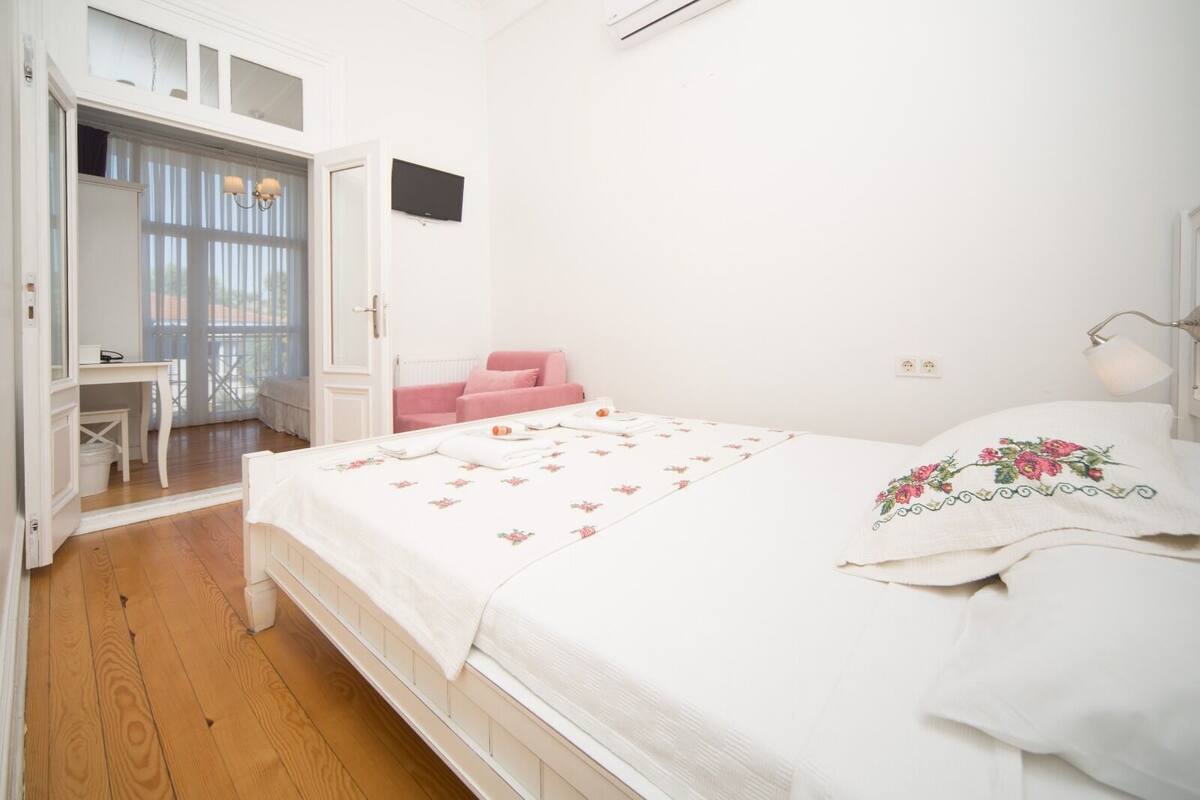 Un dormitorio con cama, escritorio y silla.