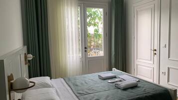 Quarto casal clássico, no piso térreo | Escrivaninha, ferros/tábuas de passar roupa, Wi-Fi de cortesia